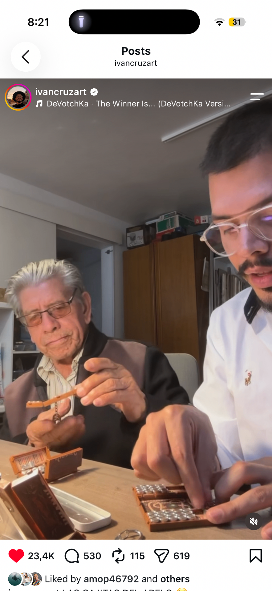 Iván y su abuelo Don Abelardo — el Abelo — trabajando juntos en el taller